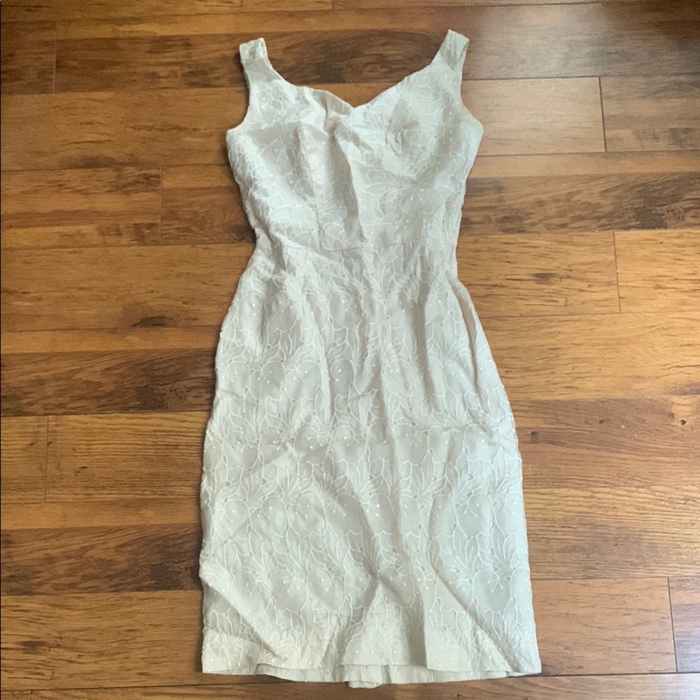 1950s Vintage Bombshell Elegant Cream Sleeveless Dress
